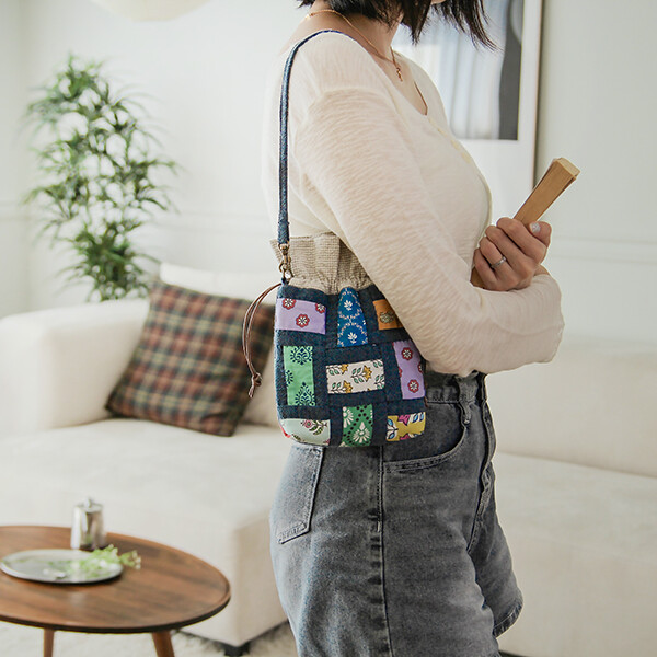 [바이핸즈] 퀼트패키지 가방 - 핸드블록 미니 조리개가방
