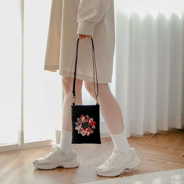 [바이핸즈] 퀼트패키지 가방 - 앤틱플라워 핸폰가방